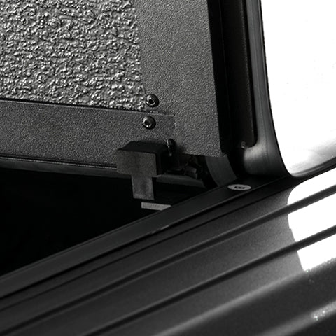 Full-perimeter rubber seal strip on truck bed rail